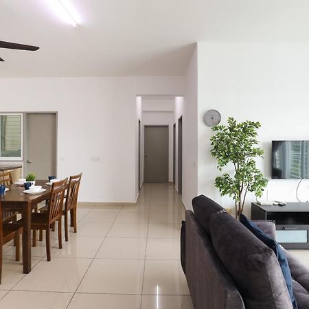 Cozy 3-Bedroom Condo With Pool - Seri Kembangan Eksteriør bilde