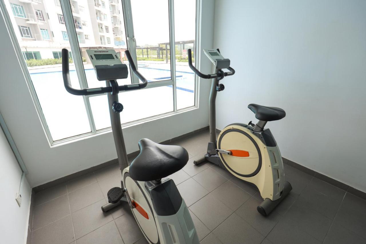 Cozy 3-Bedroom Condo With Pool - Seri Kembangan Eksteriør bilde