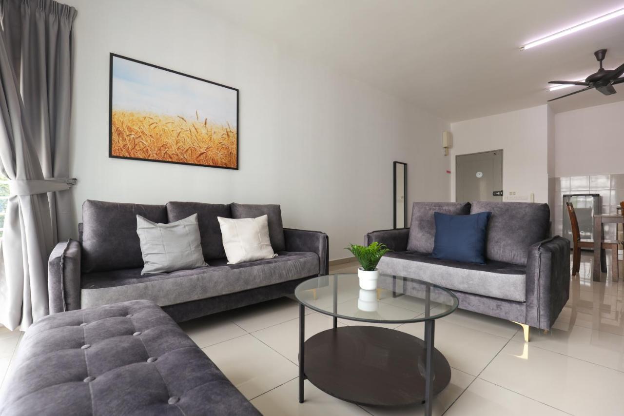 Cozy 3-Bedroom Condo With Pool - Seri Kembangan Eksteriør bilde