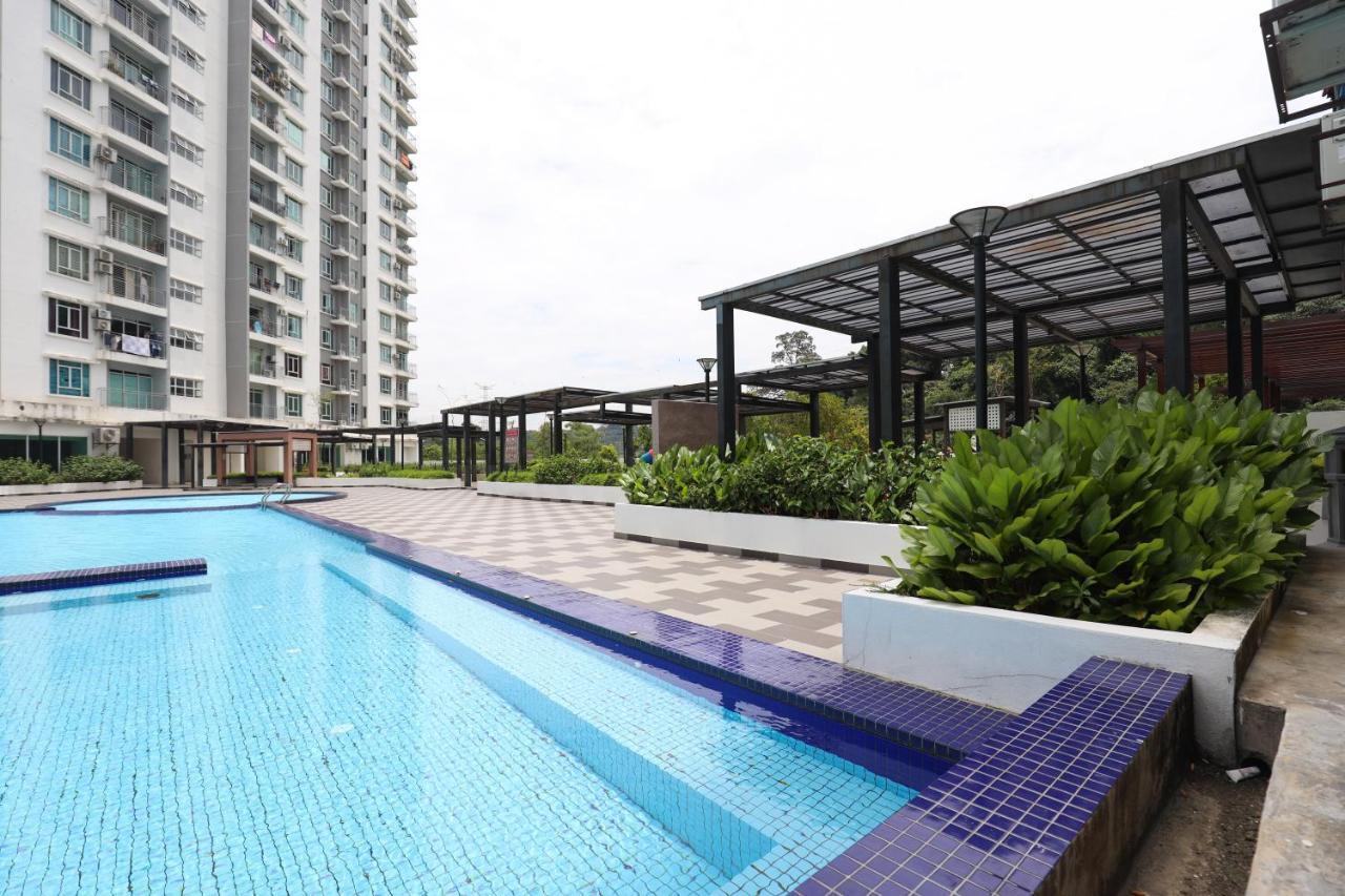 Cozy 3-Bedroom Condo With Pool - Seri Kembangan Eksteriør bilde