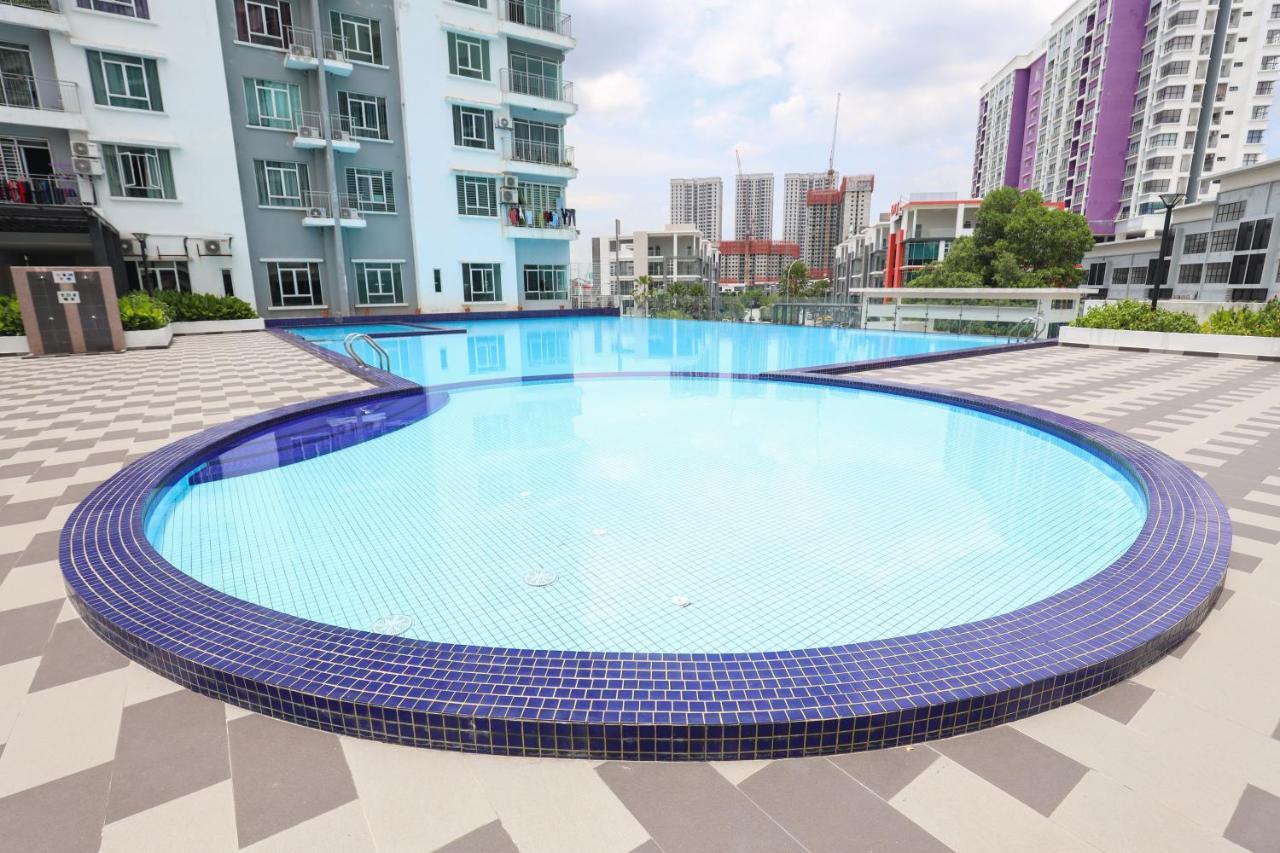 Cozy 3-Bedroom Condo With Pool - Seri Kembangan Eksteriør bilde