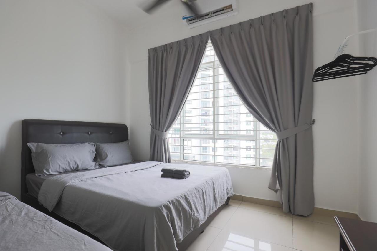 Cozy 3-Bedroom Condo With Pool - Seri Kembangan Eksteriør bilde